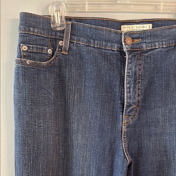 Levi’s women’s 18 short Perfectly Slimming Boot Cut 512 Jeans - Picture 3 of 12